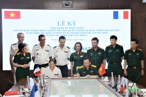 Thăm bệnh viện quân y Việt Nam, tướng Pháp muốn cử học viên sang học tập - Ảnh 2. Thăm bệnh viện quân y Việt Nam, tướng Pháp muốn cử học viên sang học tập - Ảnh 2.