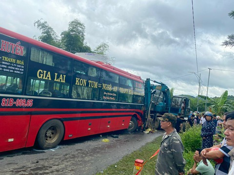 Xe giường nằm và xe đầu kéo tông nhau làm 2 người chết, 4 người bị thương - Ảnh 1. Xe giường nằm và xe đầu kéo tông nhau làm 2 người chết, 4 người bị thương - Ảnh 1.