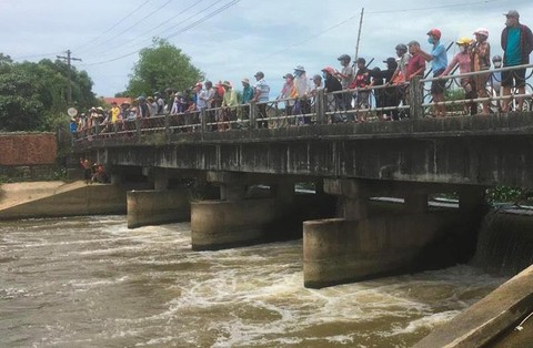 Mẹ nghi nhảy cầu tự tử, để lại 6 con thơ - Ảnh 1. Mẹ nghi nhảy cầu tự tử, để lại 6 con thơ - Ảnh 1.
