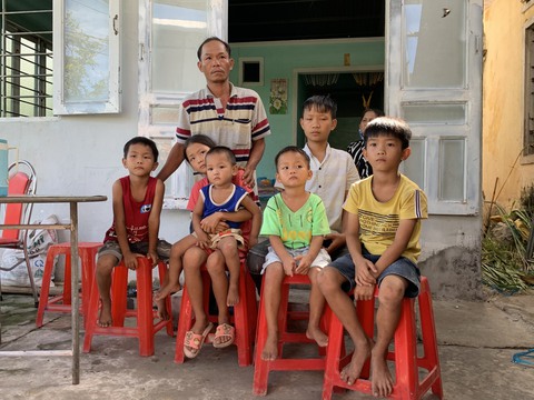 6 đứa trẻ ngơ ngác trước nỗi đau mất mẹ - Ảnh 3. 6 đứa trẻ ngơ ngác trước nỗi đau mất mẹ - Ảnh 3.