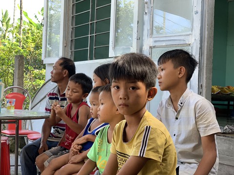 6 đứa trẻ ngơ ngác trước nỗi đau mất mẹ - Ảnh 1. 6 đứa trẻ ngơ ngác trước nỗi đau mất mẹ - Ảnh 1.