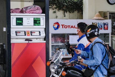Giá xăng dầu giảm, Chính phủ vẫn tiếp tục nhắc nghiên cứu giảm thuế, phí để hạ giá - Ảnh 1. Giá xăng dầu giảm, Chính phủ vẫn tiếp tục nhắc nghiên cứu giảm thuế, phí để hạ giá - Ảnh 1.