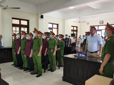 Vụ tịnh thất Bồng Lai: VKS đề nghị bị cáo Lê Tùng Vân 4 năm 6 tháng đến 5 năm 6 tháng tù - Ảnh 1. Vụ tịnh thất Bồng Lai: VKS đề nghị bị cáo Lê Tùng Vân 4 năm 6 tháng đến 5 năm 6 tháng tù - Ảnh 1.
