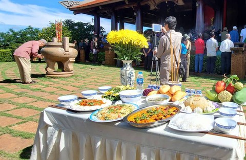 Dâng hương tưởng niệm liệt sĩ thanh niên xung phong hy sinh trên chiến trường Campuchia - Ảnh 1. Dâng hương tưởng niệm liệt sĩ thanh niên xung phong hy sinh trên chiến trường Campuchia - Ảnh 1.