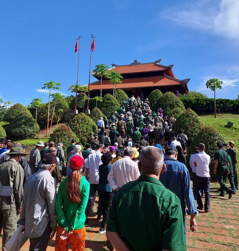 Dâng hương tưởng niệm liệt sĩ thanh niên xung phong hy sinh trên chiến trường Campuchia - Ảnh 2. Dâng hương tưởng niệm liệt sĩ thanh niên xung phong hy sinh trên chiến trường Campuchia - Ảnh 2.