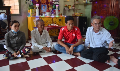 Báo Tuổi Trẻ trao tiền hỗ trợ cho gia đình 2 ngư dân tử nạn trong vụ chìm tàu cá - Ảnh 1. Báo Tuổi Trẻ trao tiền hỗ trợ cho gia đình 2 ngư dân tử nạn trong vụ chìm tàu cá - Ảnh 1.