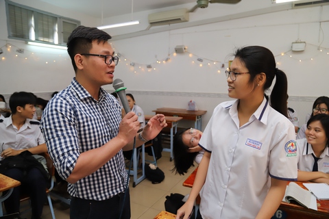Bộ GD-ĐT: Không dạy văn mẫu, không sao y SGK khi ra đề thi ngữ văn - Ảnh 1. Bộ GD-ĐT: Không dạy văn mẫu, không sao y SGK khi ra đề thi ngữ văn - Ảnh 1.