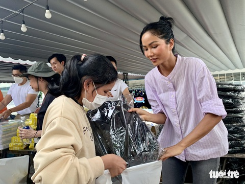 H’Hen Niê mong có nhiều điều kiện giúp đỡ cộng đồng sống chung với HIV/AIDS - Ảnh 4. H’Hen Niê mong có nhiều điều kiện giúp đỡ cộng đồng sống chung với HIV/AIDS - Ảnh 4.