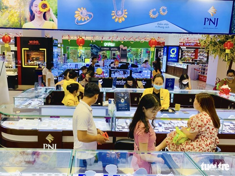 Doanh nghiệp bán vàng miếng đạt doanh thu kỷ lục, bên đào vàng lại lỗ ròng vì vướng thủ tục - Ảnh 1. Doanh nghiệp bán vàng miếng đạt doanh thu kỷ lục, bên đào vàng lại lỗ ròng vì vướng thủ tục - Ảnh 1.