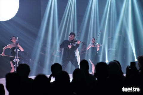 Trải nghiệm đa sắc màu với triển lãm âm nhạc của nghệ sĩ violin Hoàng Rob - Ảnh 3. Trải nghiệm đa sắc màu với triển lãm âm nhạc của nghệ sĩ violin Hoàng Rob - Ảnh 3.
