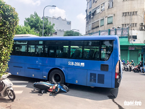 Xe buýt ‘rà khách, cướp làn’: Hung thần lại tái hiện - Ảnh 5.