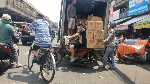 Xăng dầu giảm giá mạnh: giá hàng hóa chỉ nhúc nhích - Ảnh 1. Xăng dầu giảm giá mạnh: giá hàng hóa chỉ nhúc nhích - Ảnh 1.