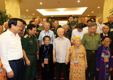 Tổng bí thư Nguyễn Phú Trọng gặp mặt các đại biểu người có công tiêu biểu toàn quốc - Ảnh 3. Tổng bí thư Nguyễn Phú Trọng gặp mặt các đại biểu người có công tiêu biểu toàn quốc - Ảnh 3.