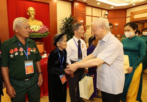 Tổng bí thư Nguyễn Phú Trọng gặp mặt các đại biểu người có công tiêu biểu toàn quốc - Ảnh 1. Tổng bí thư Nguyễn Phú Trọng gặp mặt các đại biểu người có công tiêu biểu toàn quốc - Ảnh 1.