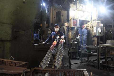Doanh nghiệp chung tay tiết kiệm điện mùa nắng nóng - Ảnh 2. Doanh nghiệp chung tay tiết kiệm điện mùa nắng nóng - Ảnh 2.