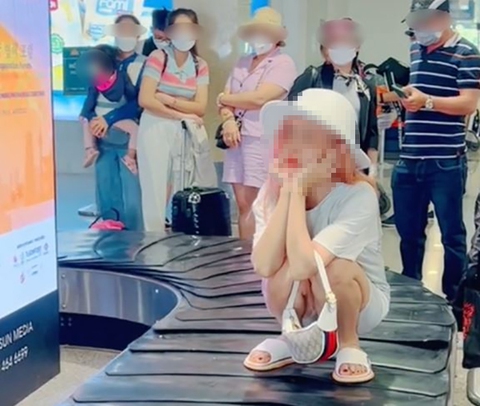 TikToker làm phiền an toàn hàng không bằng những trò gì thế này?! - Ảnh 3. TikToker làm phiền an toàn hàng không bằng những trò gì thế này?! - Ảnh 3.