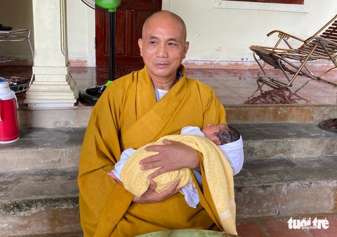 Bé trai khoảng 10 ngày tuổi bị bỏ rơi trước cổng chùa - Ảnh 1. Bé trai khoảng 10 ngày tuổi bị bỏ rơi trước cổng chùa - Ảnh 1.