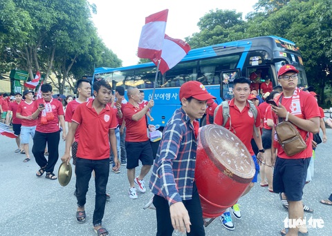 Cảnh sát kiểm tra từng CĐV Hải Phòng vào sân Vinh - Ảnh 3. Cảnh sát kiểm tra từng CĐV Hải Phòng vào sân Vinh - Ảnh 3.