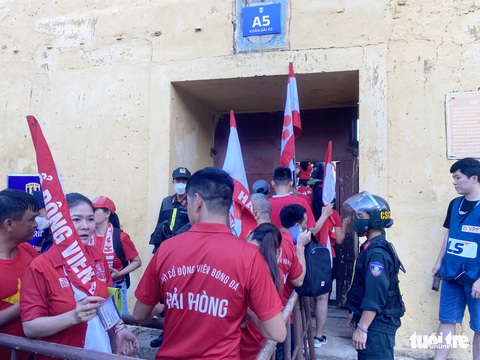 Cảnh sát kiểm tra từng CĐV Hải Phòng vào sân Vinh - Ảnh 5. Cảnh sát kiểm tra từng CĐV Hải Phòng vào sân Vinh - Ảnh 5.