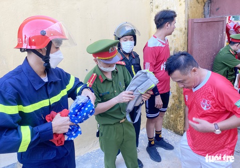 Cảnh sát kiểm tra từng CĐV Hải Phòng vào sân Vinh - Ảnh 6. Cảnh sát kiểm tra từng CĐV Hải Phòng vào sân Vinh - Ảnh 6.