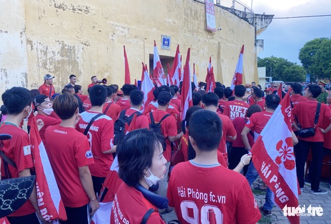 Cảnh sát kiểm tra từng CĐV Hải Phòng vào sân Vinh - Ảnh 9. Cảnh sát kiểm tra từng CĐV Hải Phòng vào sân Vinh - Ảnh 9.