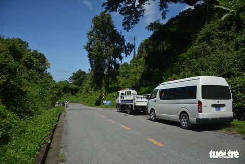 Hiện trường chiếc xe chở hàng chục du khách rớt vực sâu đèo Đại Ninh - Ảnh 7. Hiện trường chiếc xe chở hàng chục du khách rớt vực sâu đèo Đại Ninh - Ảnh 7.