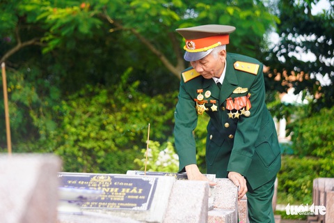 Thủ tướng dâng hương tưởng niệm Chủ tịch Hồ Chí Minh, tri ân anh hùng, liệt sĩ - Ảnh 2. Thủ tướng dâng hương tưởng niệm Chủ tịch Hồ Chí Minh, tri ân anh hùng, liệt sĩ - Ảnh 2.