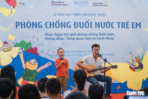 Hãy dừng dùng điện thoại, đưa con đi tập bơi - Ảnh 6. Hãy dừng dùng điện thoại, đưa con đi tập bơi - Ảnh 6.