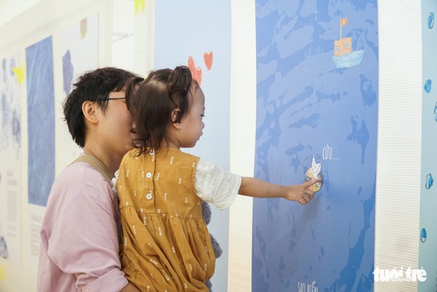 Hãy dừng dùng điện thoại, đưa con đi tập bơi - Ảnh 3. Hãy dừng dùng điện thoại, đưa con đi tập bơi - Ảnh 3.