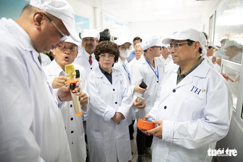 Thăm cánh đồng xứ Nghệ, Thủ tướng định hướng doanh nghiệp, nông dân phát triển ‘kinh tế xanh’ - Ảnh 1. Thăm cánh đồng xứ Nghệ, Thủ tướng định hướng doanh nghiệp, nông dân phát triển ‘kinh tế xanh’ - Ảnh 1.
