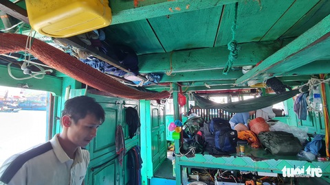 Thuyền trưởng tàu cứu 4 ngư dân Bình Thuận: Chúng tôi là anh em bạn nghề biển - Ảnh 4. Thuyền trưởng tàu cứu 4 ngư dân Bình Thuận: Chúng tôi là anh em bạn nghề biển - Ảnh 4.