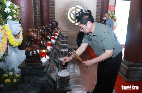 Thủ tướng dâng hương tưởng niệm Chủ tịch Hồ Chí Minh, tri ân anh hùng, liệt sĩ - Ảnh 1. Thủ tướng dâng hương tưởng niệm Chủ tịch Hồ Chí Minh, tri ân anh hùng, liệt sĩ - Ảnh 1.
