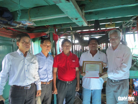 Trao giải thưởng Bạn đồng hành quanh tôi cho thuyền trưởng tàu cá cứu 4 ngư dân Bình Thuận - Ảnh 1. Trao giải thưởng Bạn đồng hành quanh tôi cho thuyền trưởng tàu cá cứu 4 ngư dân Bình Thuận - Ảnh 1.