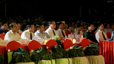 Màu hoa đỏ rưng rưng giữa 10 ngàn liệt sĩ Trường Sơn - Ảnh 3. Màu hoa đỏ rưng rưng giữa 10 ngàn liệt sĩ Trường Sơn - Ảnh 3.