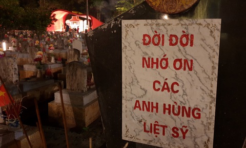 Màu hoa đỏ rưng rưng giữa 10 ngàn liệt sĩ Trường Sơn - Ảnh 1. Màu hoa đỏ rưng rưng giữa 10 ngàn liệt sĩ Trường Sơn - Ảnh 1.