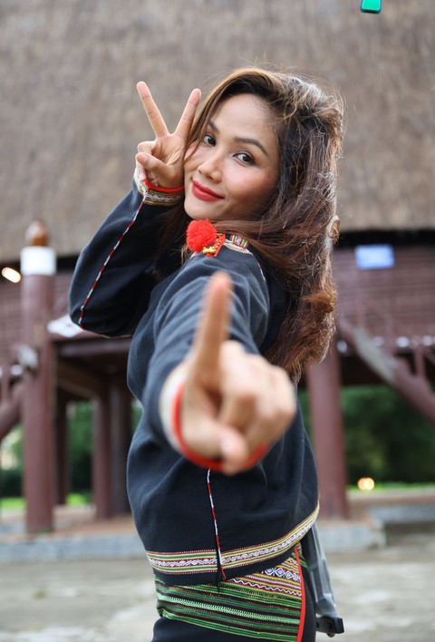 Lê Dương Bảo Lâm tổ chức buổi nhạc kịch cười bể bụng ở Tây Nguyên - Ảnh 1. Lê Dương Bảo Lâm tổ chức buổi nhạc kịch cười bể bụng ở Tây Nguyên - Ảnh 1.