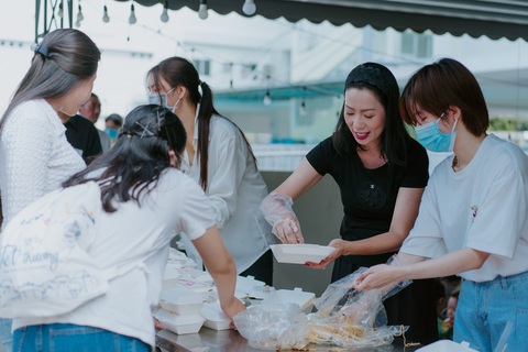 Hoa hậu HHen Niê phát vé lô tô, nhặt rác! - Ảnh 6. Hoa hậu HHen Niê phát vé lô tô, nhặt rác! - Ảnh 6.