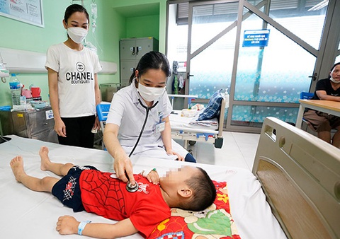 Trẻ ngộ độc, suy thận cấp do gia đình nghĩ ‘vitamin D là thuốc bổ, uống nhiều không sao’ - Ảnh 1. Trẻ ngộ độc, suy thận cấp do gia đình nghĩ ‘vitamin D là thuốc bổ, uống nhiều không sao’ - Ảnh 1.