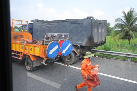 Rào đường thi công, cao tốc TP.HCM - Trung Lương kẹt cứng ngày cuối tuần - Ảnh 3. Rào đường thi công, cao tốc TP.HCM - Trung Lương kẹt cứng ngày cuối tuần - Ảnh 3.