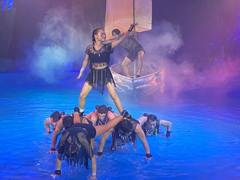 Được khán giả mê tít, xiếc trên mặt nước Bí ẩn nơi đảo hoang nối dài xuất diễn - Ảnh 3. Được khán giả mê tít, xiếc trên mặt nước Bí ẩn nơi đảo hoang nối dài xuất diễn - Ảnh 3.