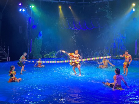 Được khán giả mê tít, xiếc trên mặt nước Bí ẩn nơi đảo hoang nối dài xuất diễn - Ảnh 2. Được khán giả mê tít, xiếc trên mặt nước Bí ẩn nơi đảo hoang nối dài xuất diễn - Ảnh 2.