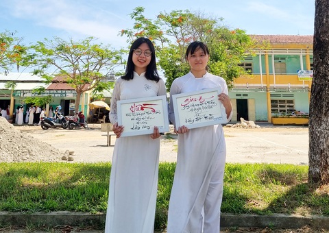 Nữ sinh đạt điểm 10 môn văn duy nhất Quảng Nam với bài thi 9 trang giấy - Ảnh 1. Nữ sinh đạt điểm 10 môn văn duy nhất Quảng Nam với bài thi 9 trang giấy - Ảnh 1.