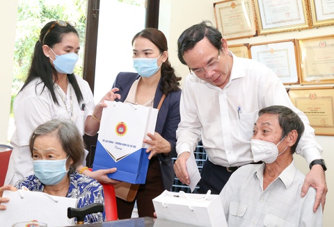Bí thư Nguyễn Văn Nên thăm người có công neo đơn tại Trung tâm dưỡng lão Thị Nghè - Ảnh 2. Bí thư Nguyễn Văn Nên thăm người có công neo đơn tại Trung tâm dưỡng lão Thị Nghè - Ảnh 2.