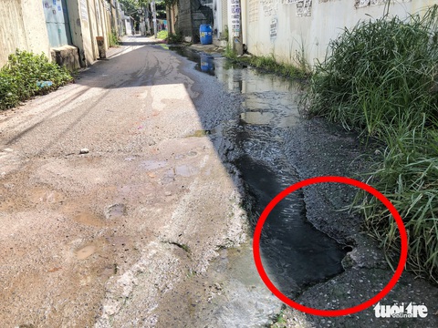 Đường dẫn vào làng đại học xuống cấp trầm trọng với hàng trăm ‘hố bom’ - Ảnh 4. Đường dẫn vào làng đại học xuống cấp trầm trọng với hàng trăm ‘hố bom’ - Ảnh 4.