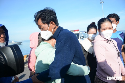 12 ngày không thức ăn và nước uống, 5 ngư dân Bình Thuận sinh tồn cách nào? - Ảnh 1. 12 ngày không thức ăn và nước uống, 5 ngư dân Bình Thuận sinh tồn cách nào? - Ảnh 1.