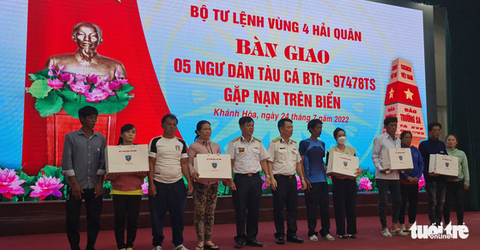 Người thân xúc động gặp lại 5 ngư dân Bình Thuận sống sót trở về - Ảnh 4. Người thân xúc động gặp lại 5 ngư dân Bình Thuận sống sót trở về - Ảnh 4.