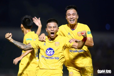 Hòa 2-2, Sài Gòn và Nam Định níu nhau ở cuối bảng - Ảnh 2.