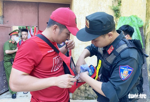 Công an lý giải vì sao cổ động viên Hải Phòng đốt pháo sáng trên sân Vinh - Ảnh 2. Công an lý giải vì sao cổ động viên Hải Phòng đốt pháo sáng trên sân Vinh - Ảnh 2.
