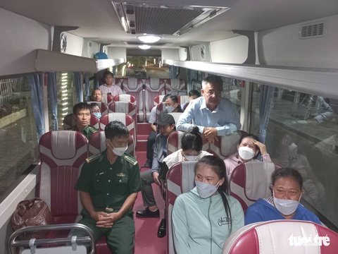 5 ngư dân sống sót về đến Cam Ranh sau 12 ngày trôi dạt trên biển - Ảnh 5. 5 ngư dân sống sót về đến Cam Ranh sau 12 ngày trôi dạt trên biển - Ảnh 5.