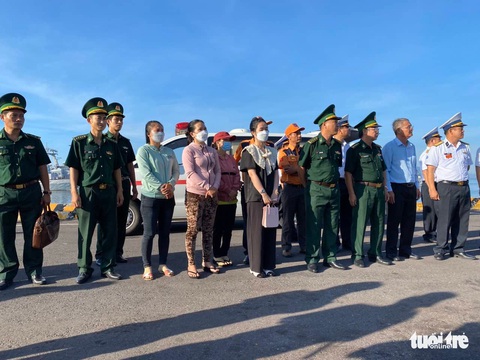 5 ngư dân sống sót về đến Cam Ranh sau 12 ngày trôi dạt trên biển - Ảnh 4. 5 ngư dân sống sót về đến Cam Ranh sau 12 ngày trôi dạt trên biển - Ảnh 4.